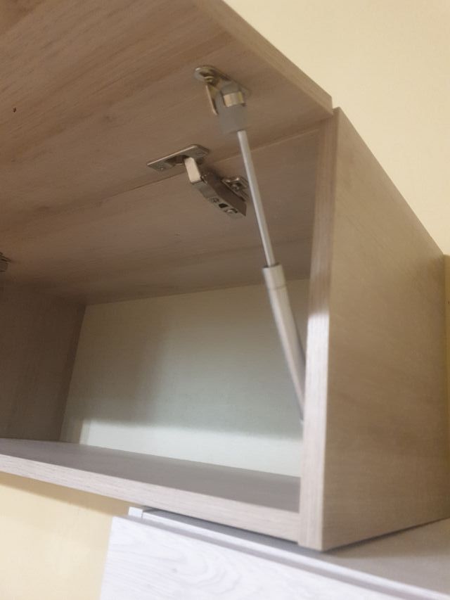 Mueble de salón modular beige y blanco