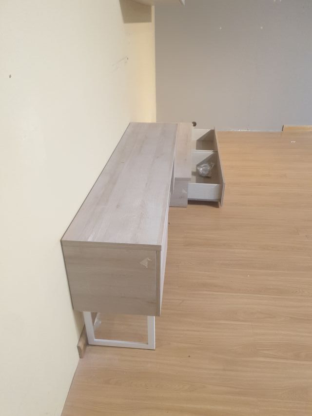 Mueble de salón modular beige y blanco