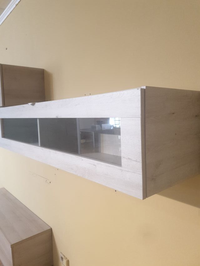 Mueble de salón modular beige y blanco