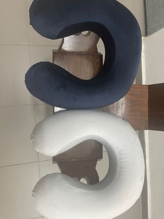 Almohada de viaje azul y blanca
