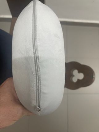 Almohada de viaje azul y blanca