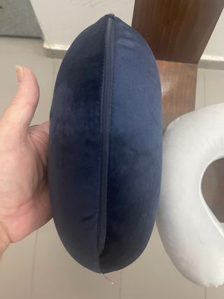 Almohada de viaje azul y blanca