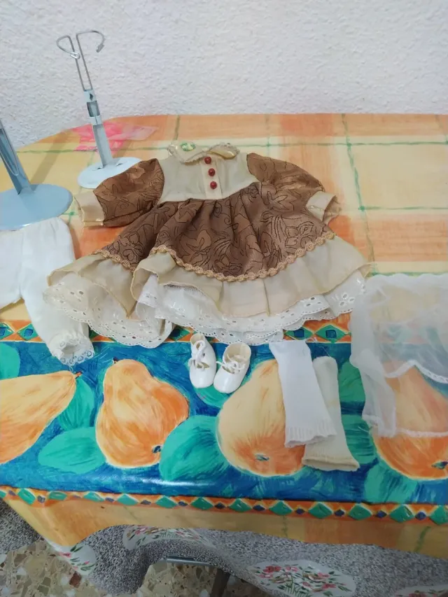Vestido y soporte para muñeca