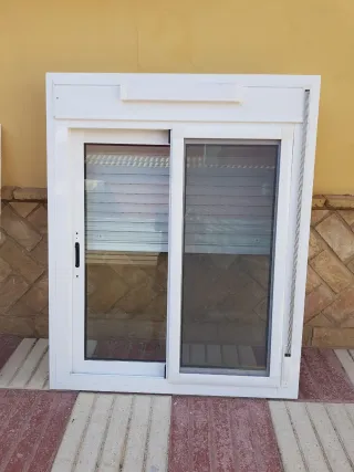 Ventana corredera aluminio blanco con persiana