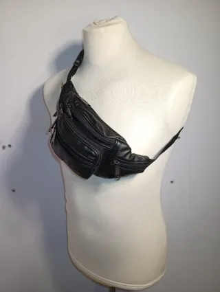 Riñonera de piel lisa negra