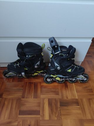Patines en línea negros y amarillos