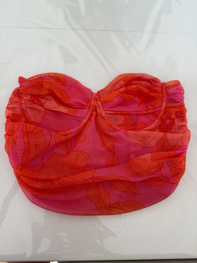 Top floral rosa y naranja