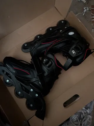 Patines en línea negros con detalles rojos