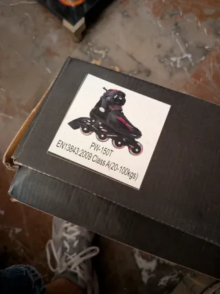 Patines en línea negros con detalles rojos