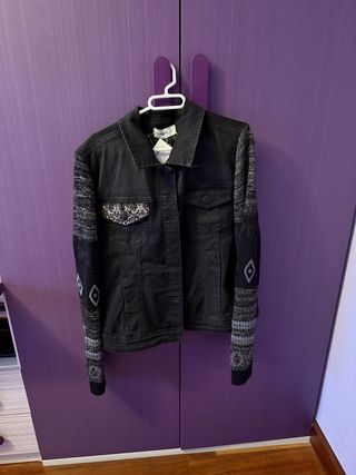 Chaqueta Desigual Negra con Mangas Estampadas
