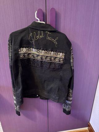 Chaqueta Desigual Negra con Mangas Estampadas