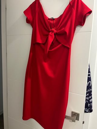 Vestido rojo manga corta con nudo marca Zara 