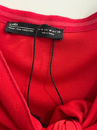 Vestido rojo manga corta con nudo marca Zara 