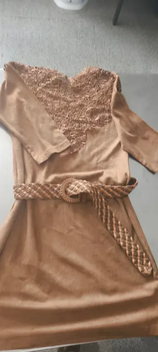 Vestido beige con cinturón trenzado