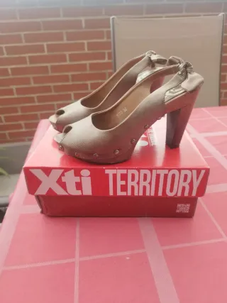 Zapatos mujer XTI marrones con tachuelas 36.