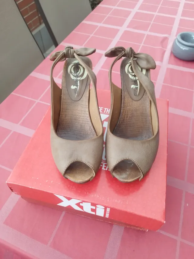 Zapatos mujer XTI marrones con tachuelas 36.