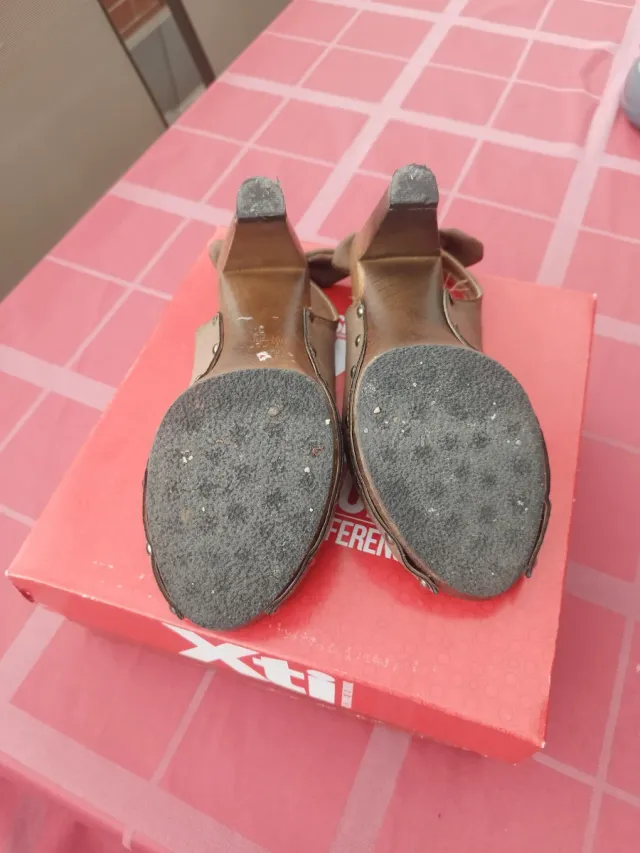 Zapatos mujer XTI marrones con tachuelas 36.