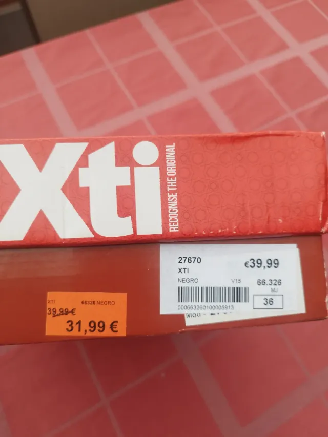 Zapatos mujer XTI marrones con tachuelas 36.