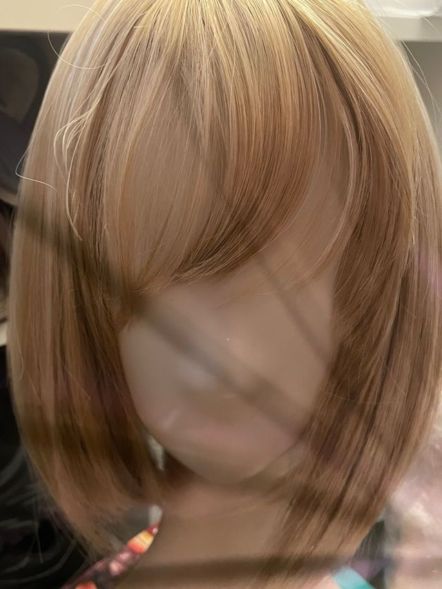 Peluca sintética castaña con mechas rubias