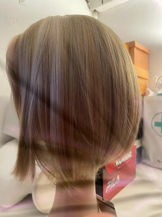 Peluca sintética castaña con mechas rubias