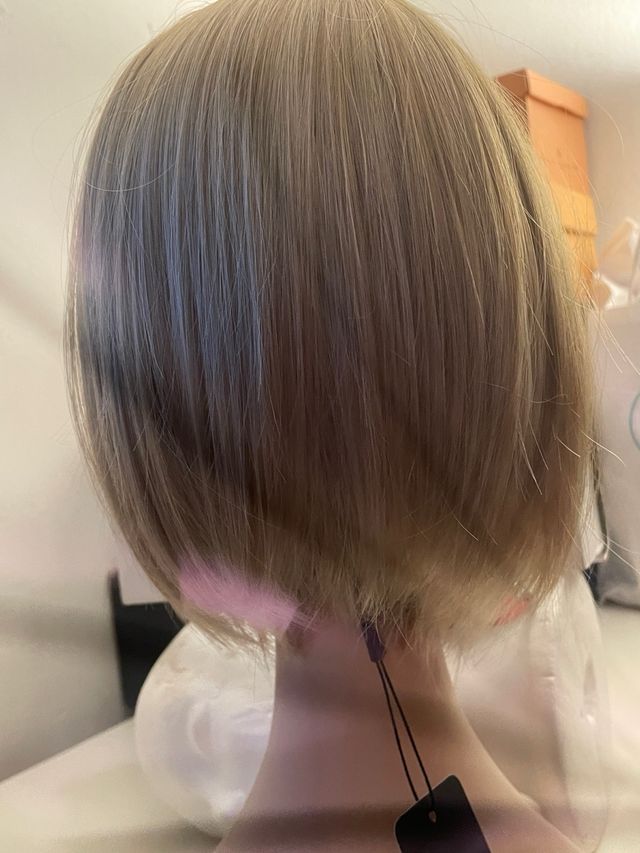 Peluca sintética castaña con mechas rubias