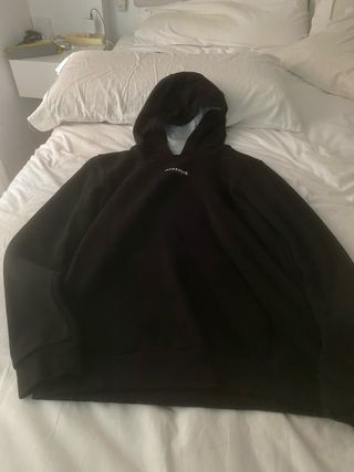 Sudadera con capucha negra