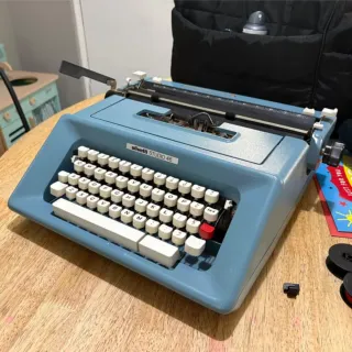 Máquina de escribir Olivetti Studio 46 azul