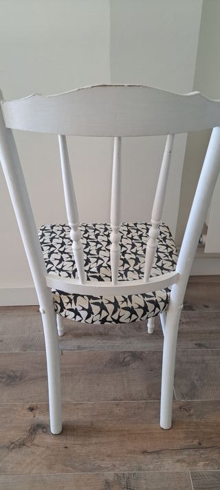 Silla de comedor blanca con estampado de pájaros