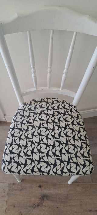 Silla de comedor blanca con estampado de pájaros