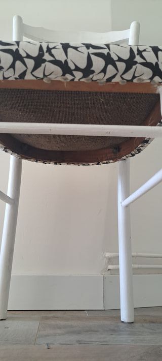 Silla de comedor blanca con estampado de pájaros