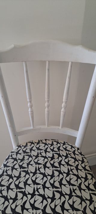 Silla de comedor blanca con estampado de pájaros