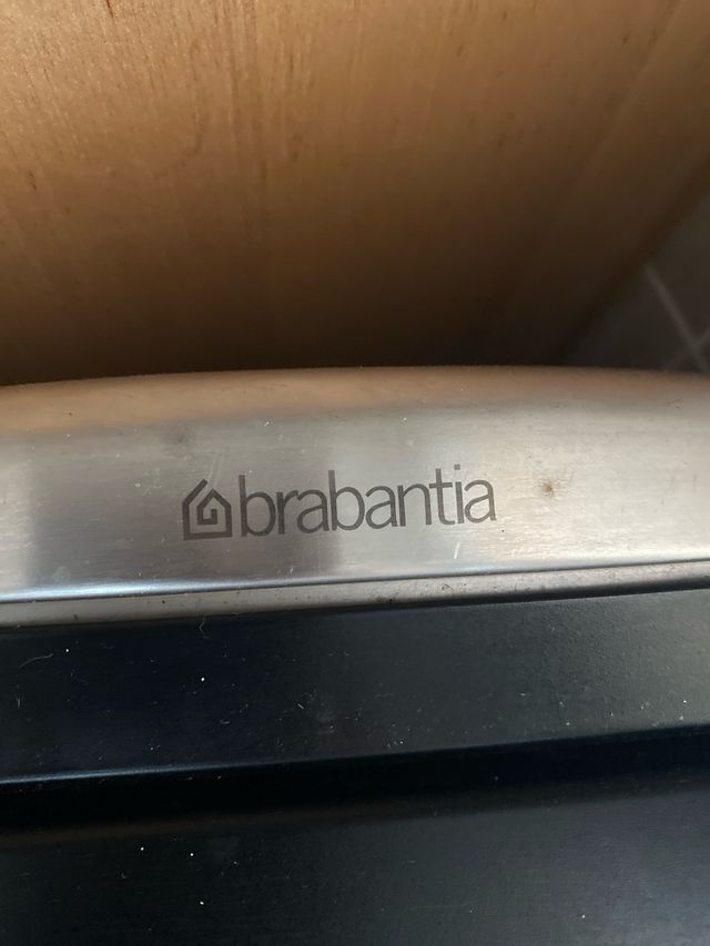 Papelera de metal y plástico