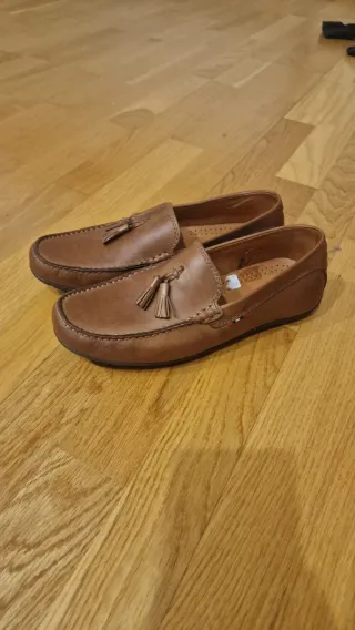 Zapatos de cuero marrones con borlas