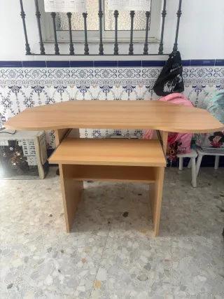 Mesa de ordenador de madera y metal