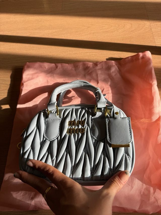 Bolso Miu Miu Gris con Detalles Dorados