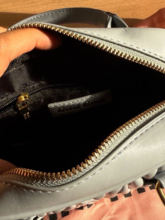 Bolso Miu Miu Gris con Detalles Dorados