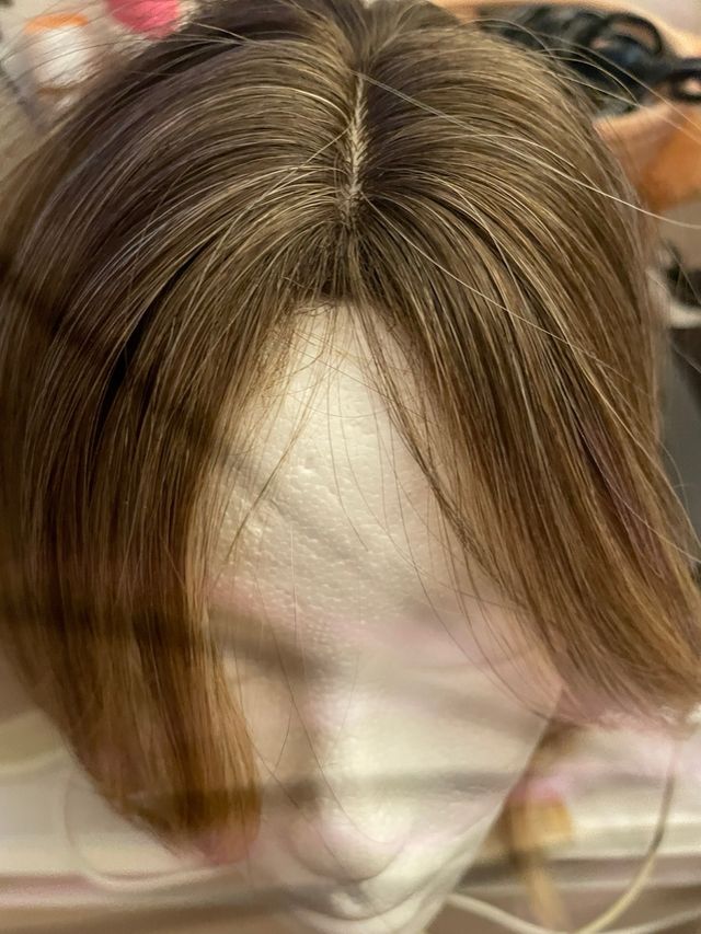 Peluca sintética castaña con mechas plateadas