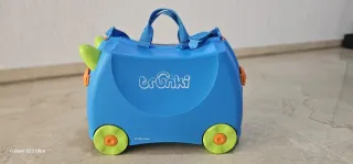 Maleta infantil Trunki azul y verde.