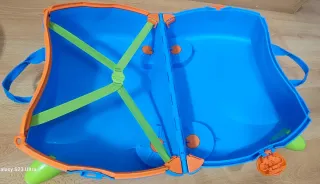 Maleta infantil Trunki azul y verde.