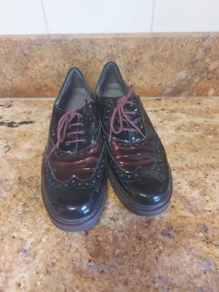 Zapatos negros y rojos de mujer
