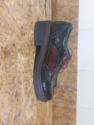 Zapatos negros y rojos de mujer