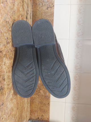 Zapatos negros y rojos de mujer