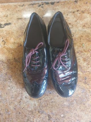 Zapatos negros y rojos de mujer