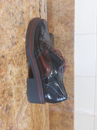 Zapatos negros y rojos de mujer