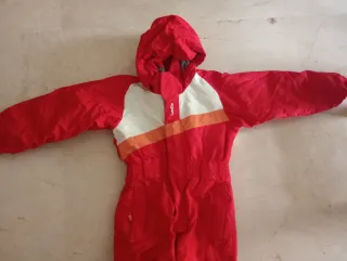 Mono de nieve rojo y blanco