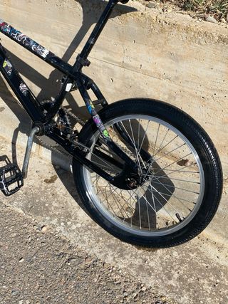 Bicicleta negra BMX 