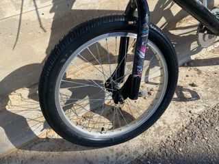 Bicicleta negra BMX 