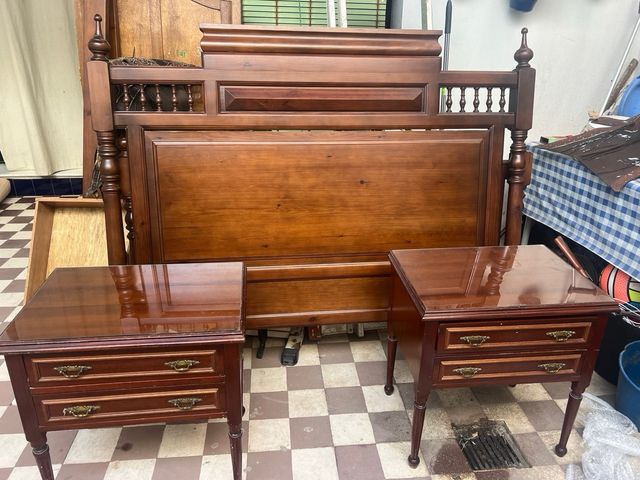 Cama de madera y 2 mesitas