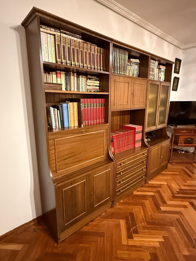 Librería vintage madera y cristal