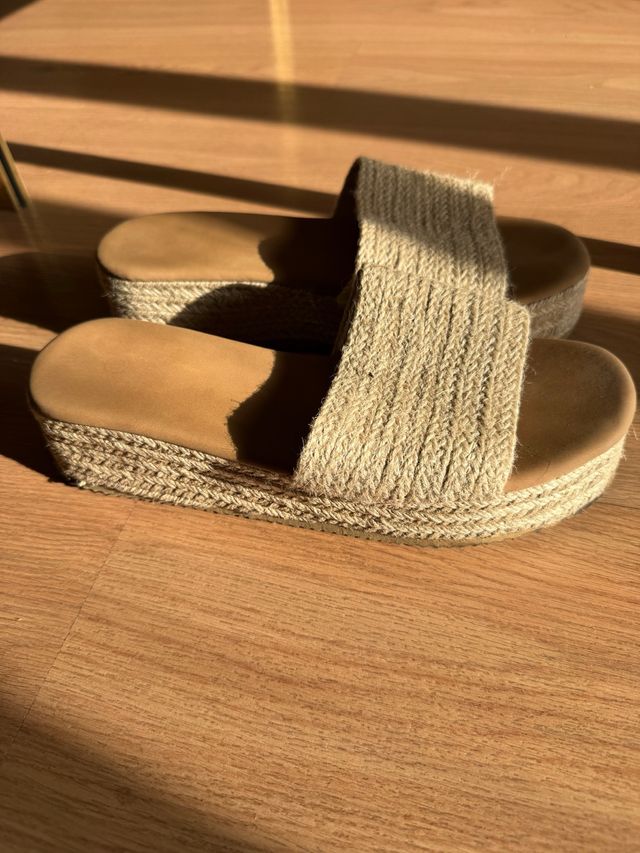 Sandalias cuña esparto beige y marrón. plataformas